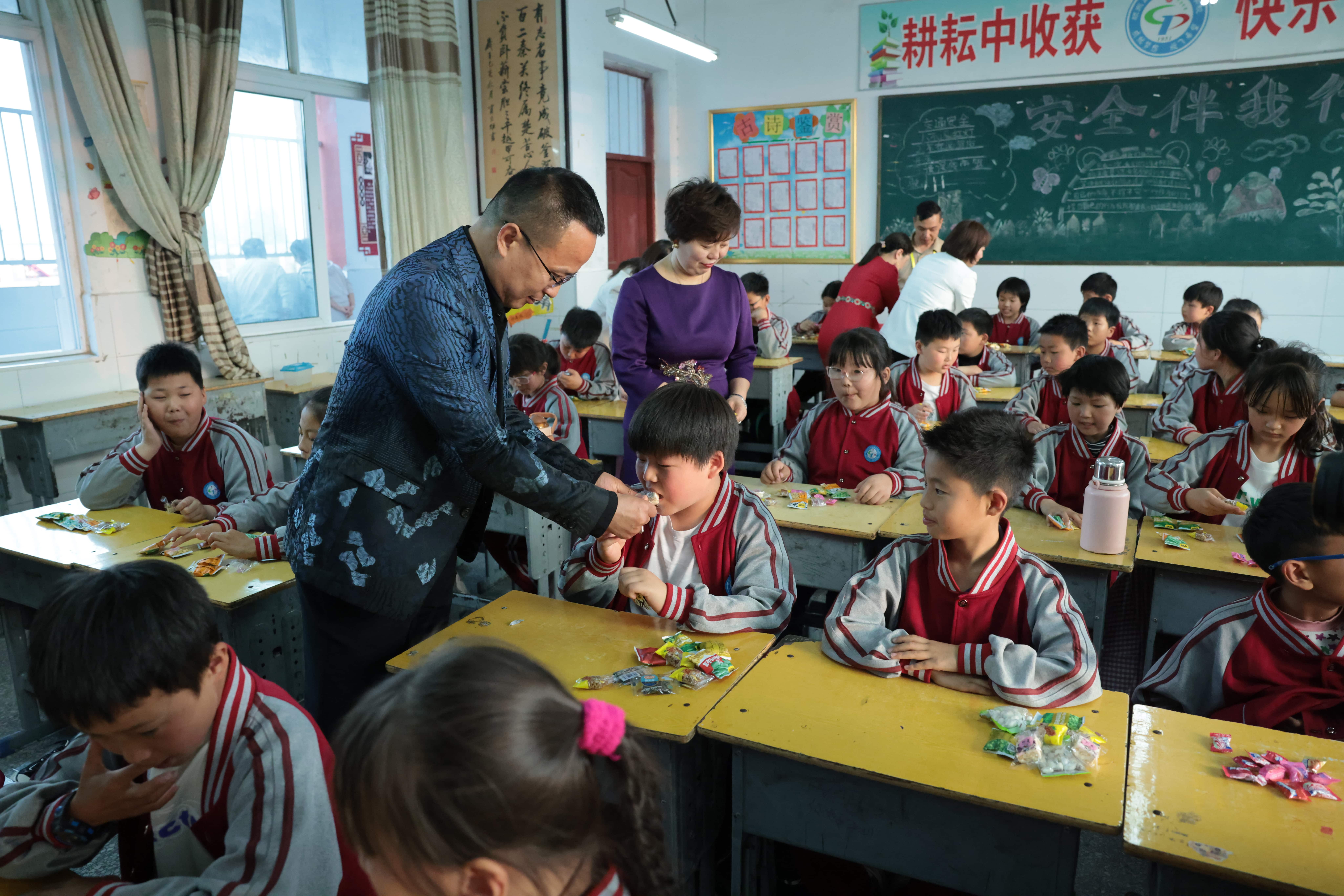 在爱意的“双向奔赴”中丨第249所星空在线手机版(大中国区)公益学校揭牌 在爱意的“双向奔赴”中丨第249所星空在线手机版(大中国区)公益学校揭牌